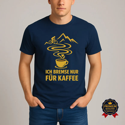 Modell trägt navyblaues Fahrrad T-Shirt mit gelbem Aufdruck „Ich bremse nur für Kaffee“, Pedalfreude Design aus Bio-Baumwolle.
