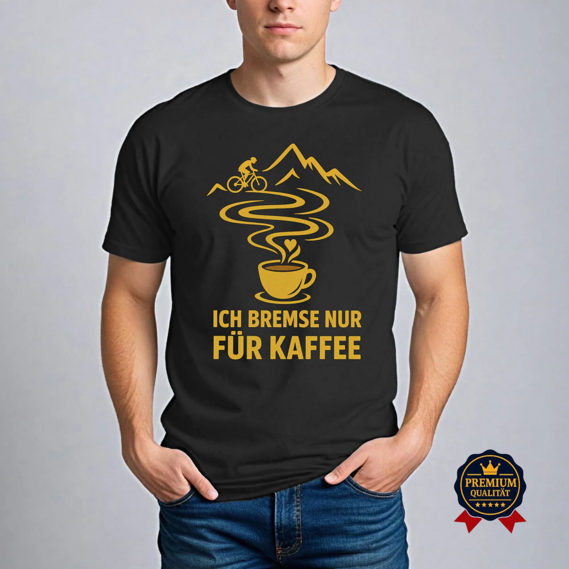 Modell trägt schwarzes Fahrrad T-Shirt mit gelbem Aufdruck „Ich bremse nur für Kaffee“, Pedalfreude Design aus Bio-Baumwolle.