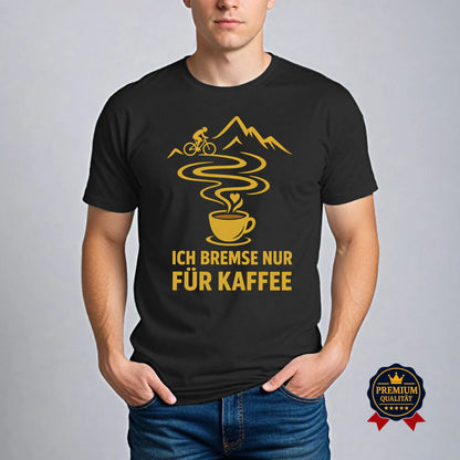 Modell trägt schwarzes Fahrrad T-Shirt mit gelbem Aufdruck „Ich bremse nur für Kaffee“, Pedalfreude Design aus Bio-Baumwolle.