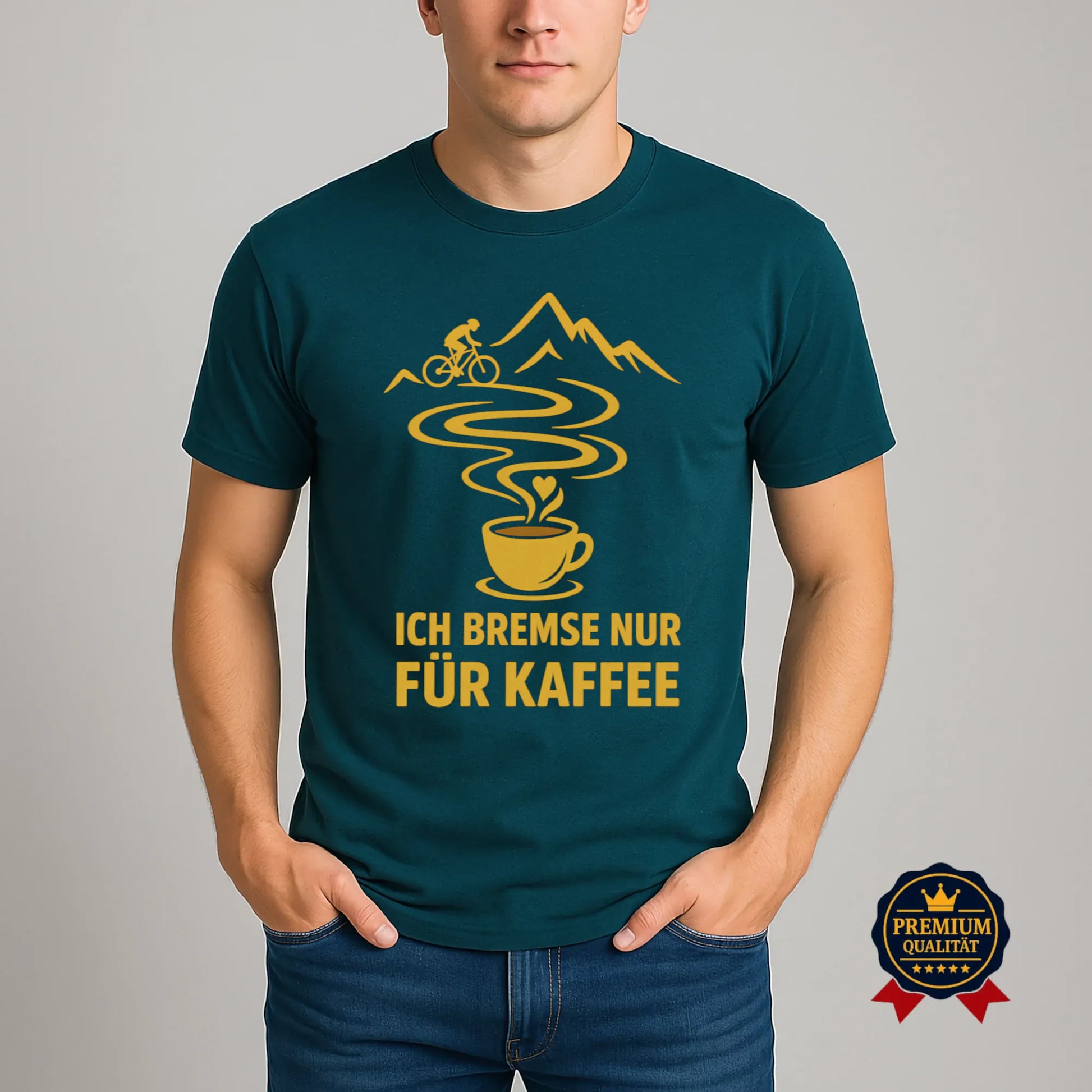 Modell trägt stargazerfarbenes Fahrrad T-Shirt mit gelbem Aufdruck „Ich bremse nur für Kaffee“, Pedalfreude Design aus Bio-Baumwolle.