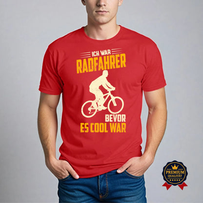 Rotes T-Shirt mit Retro-Radfahrer-Design und dem Spruch 'Ich war Radfahrer bevor es cool war' – getragen von einem Mann. Premium Qualität.