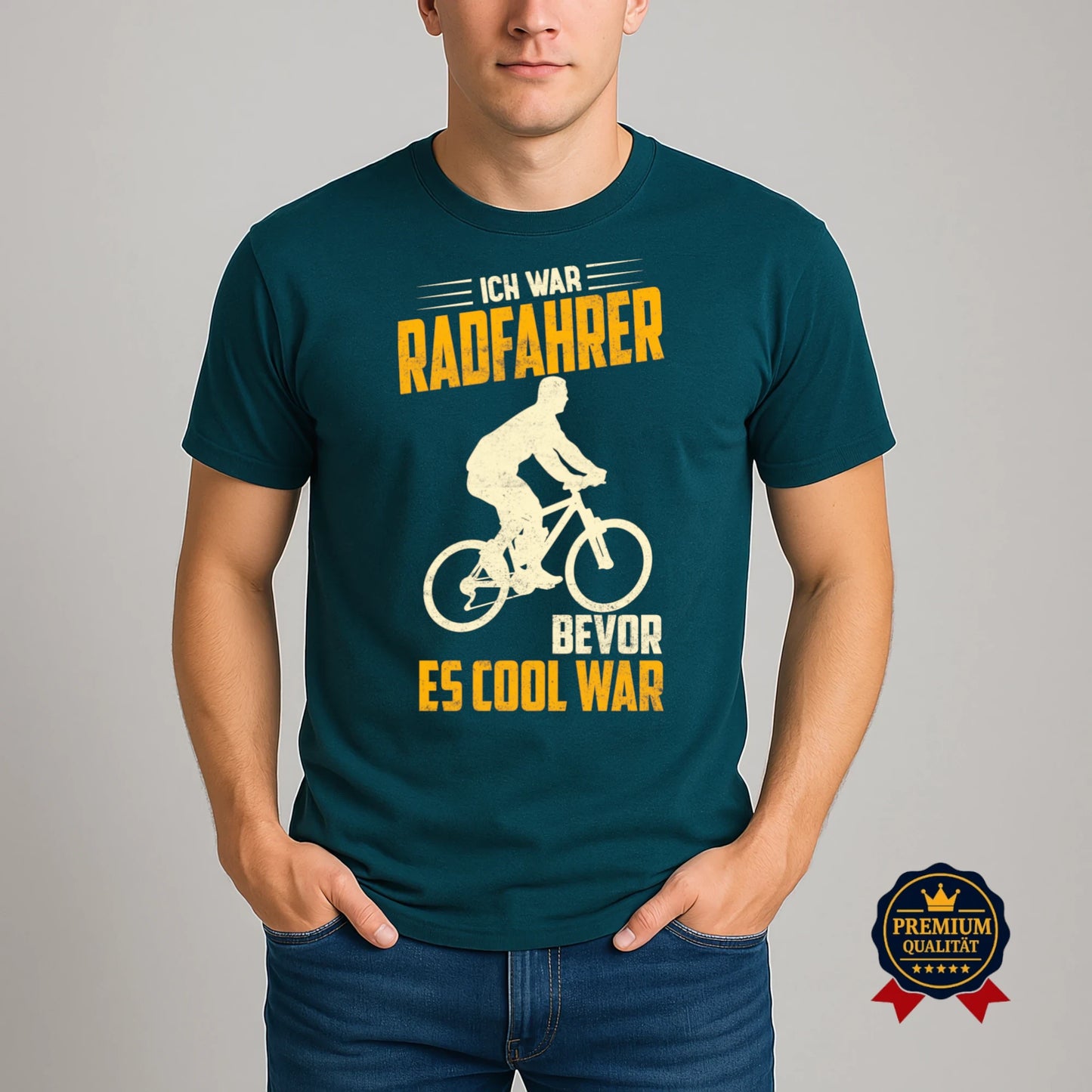 Teal T-Shirt mit Retro-Radfahrer-Design und dem Spruch 'Ich war Radfahrer bevor es cool war' – getragen von einem Mann. Premium Qualität.