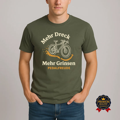 Model trägt khaki MTB T-Shirt „Mehr Dreck Mehr Grinsen“ von Pedalfreude – Premium Bio-Shirt für Mountainbiker, nachhaltig, fair & stylisch produziert.