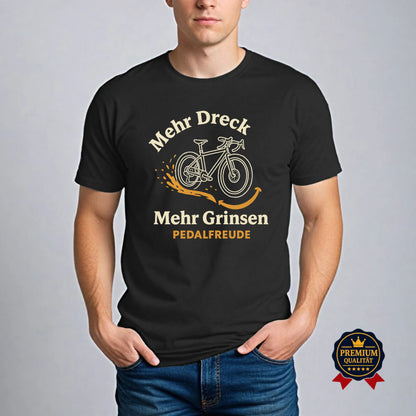 Model trägt schwarzes MTB T-Shirt „Mehr Dreck Mehr Grinsen“ von Pedalfreude – Premium Bio-Shirt für Mountainbiker, fair produziert & modern gestylt.