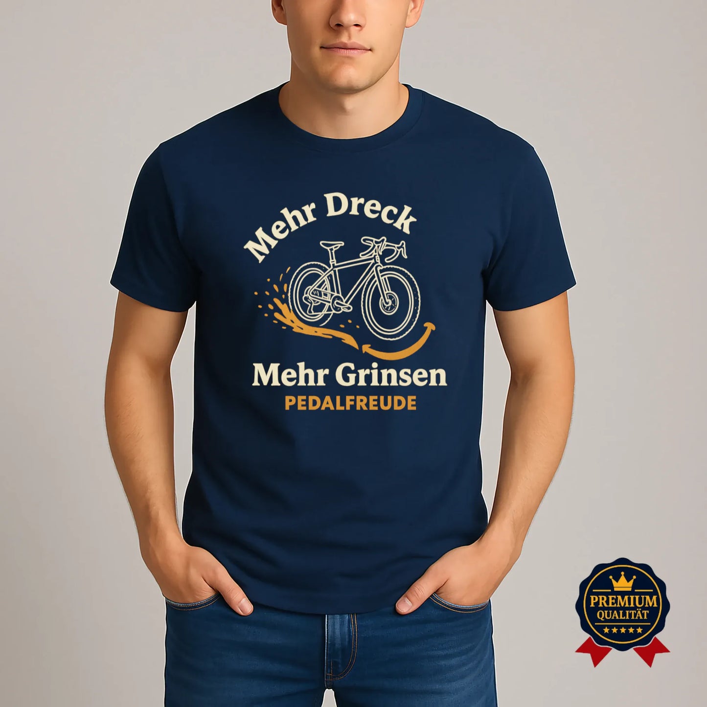Model trägt navyblaues MTB T-Shirt „Mehr Dreck Mehr Grinsen“ von Pedalfreude – Premium Bio-Shirt für Mountainbiker, fair produziert & modern gestylt.