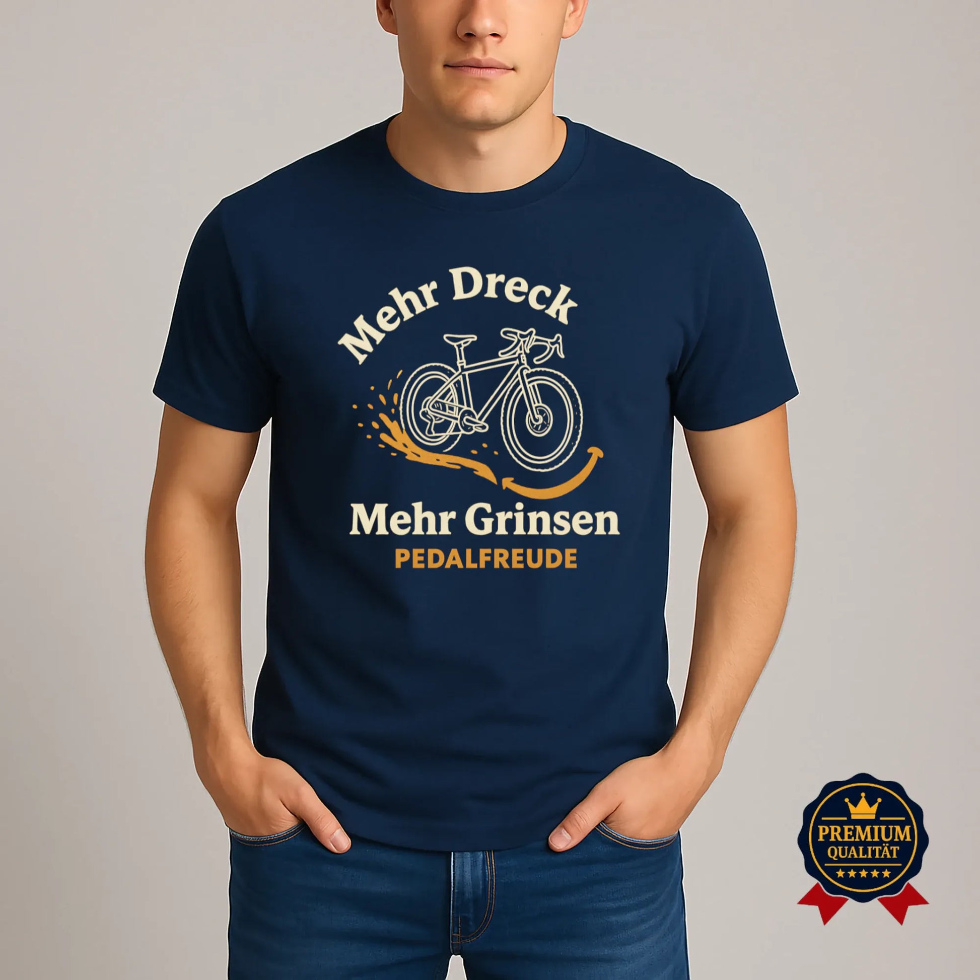 Model trägt navyblaues MTB T-Shirt „Mehr Dreck Mehr Grinsen“ von Pedalfreude – Premium Bio-Shirt für Mountainbiker, fair produziert & modern gestylt.