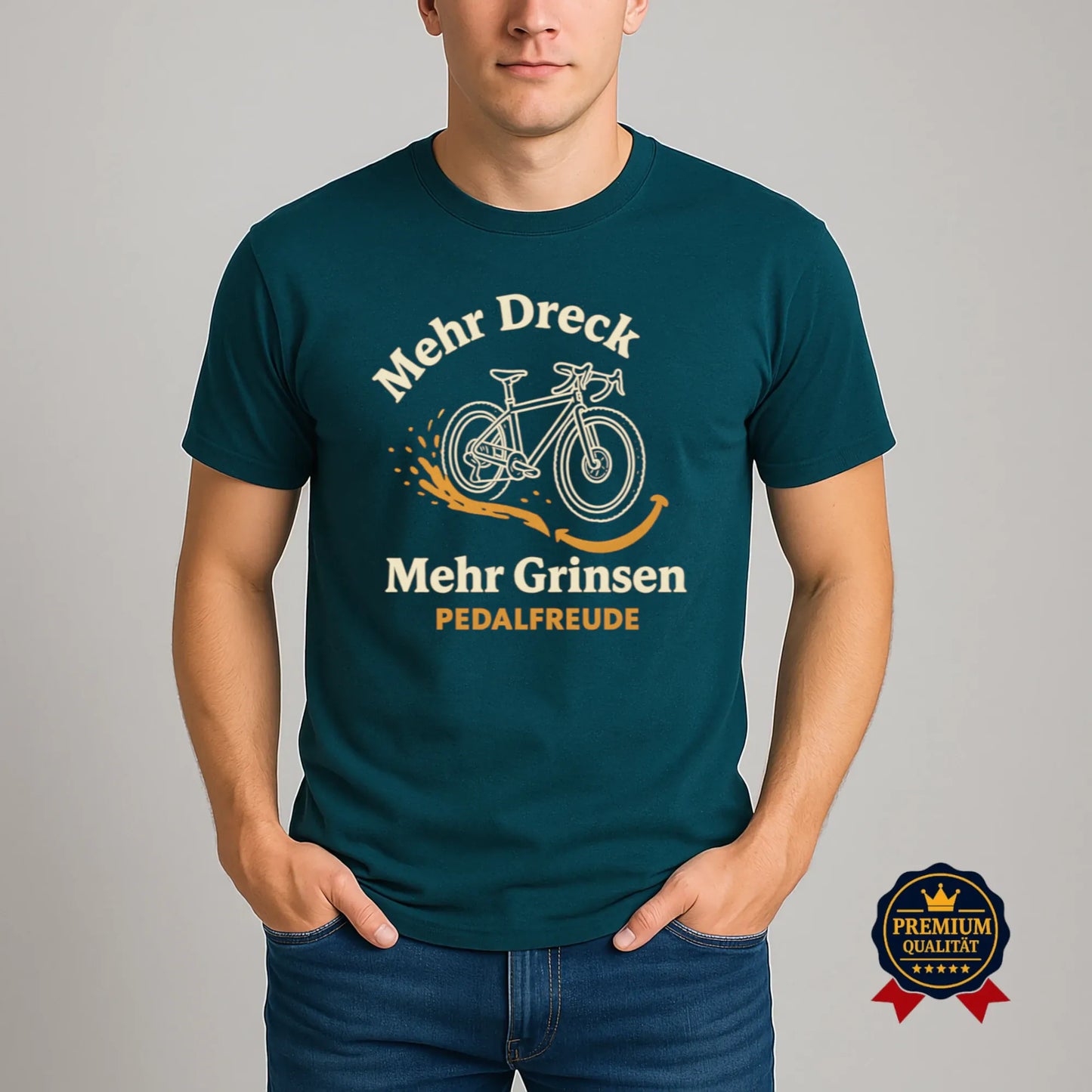 Model trägt stargazerfarbenes MTB T-Shirt „Mehr Dreck Mehr Grinsen“ von Pedalfreude – Premium Bio-Shirt für Mountainbiker, nachhaltig & modern produziert.