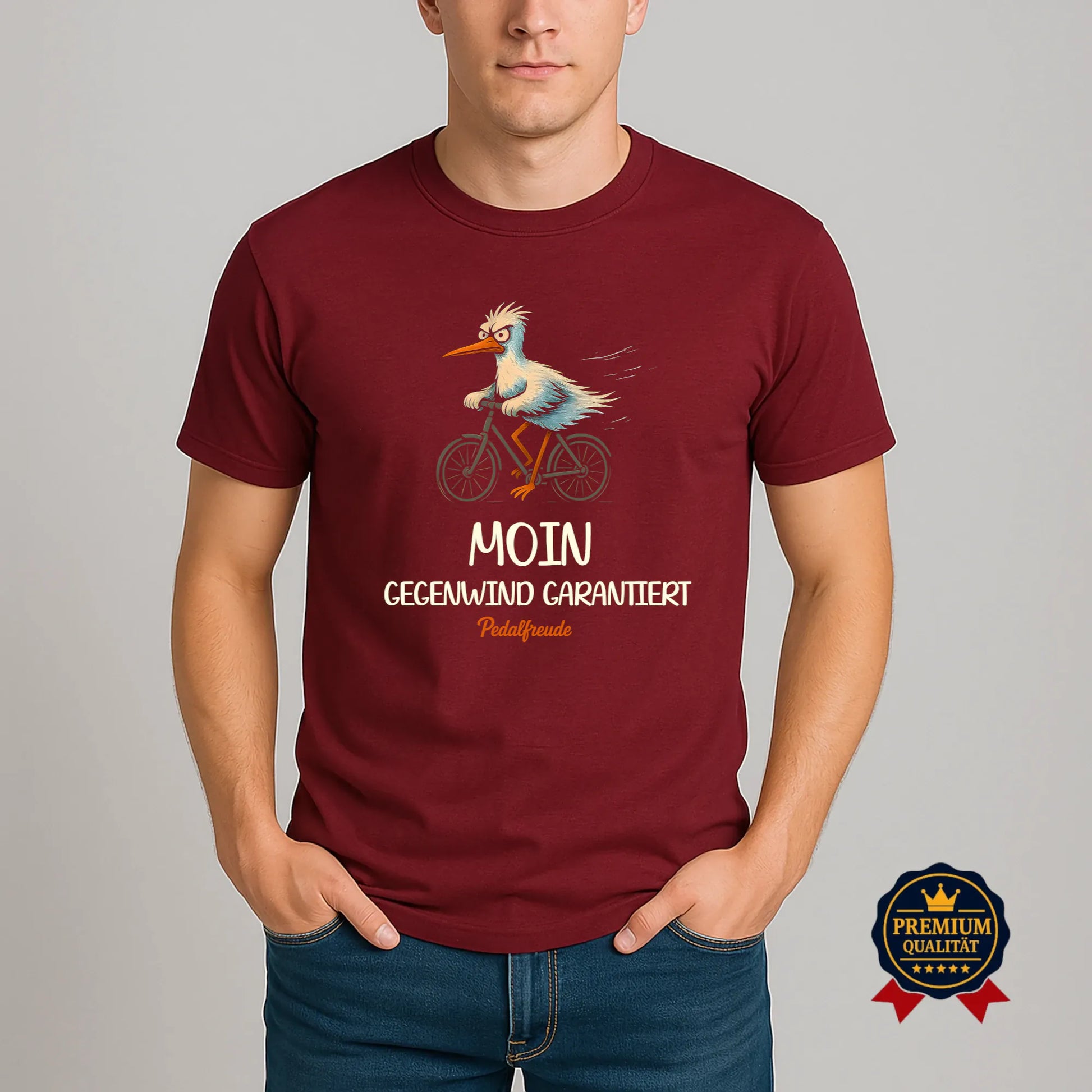 Burgundyfarbenes Fahrrad T-Shirt mit „Moin Gegenwind garantiert“ Motiv, getragen von einem Model