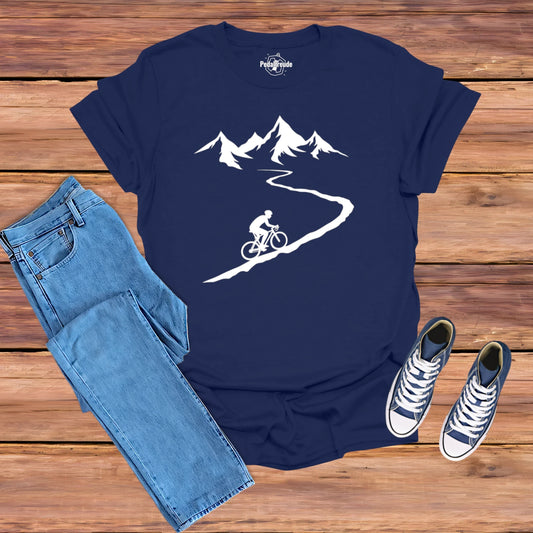 Navy Fahrrad T-Shirt mit Radfahrer auf kurviger Bergstraße und Alpenmotiv – nachhaltiges Bio-Shirt, kombiniert mit Jeans und Sneakers