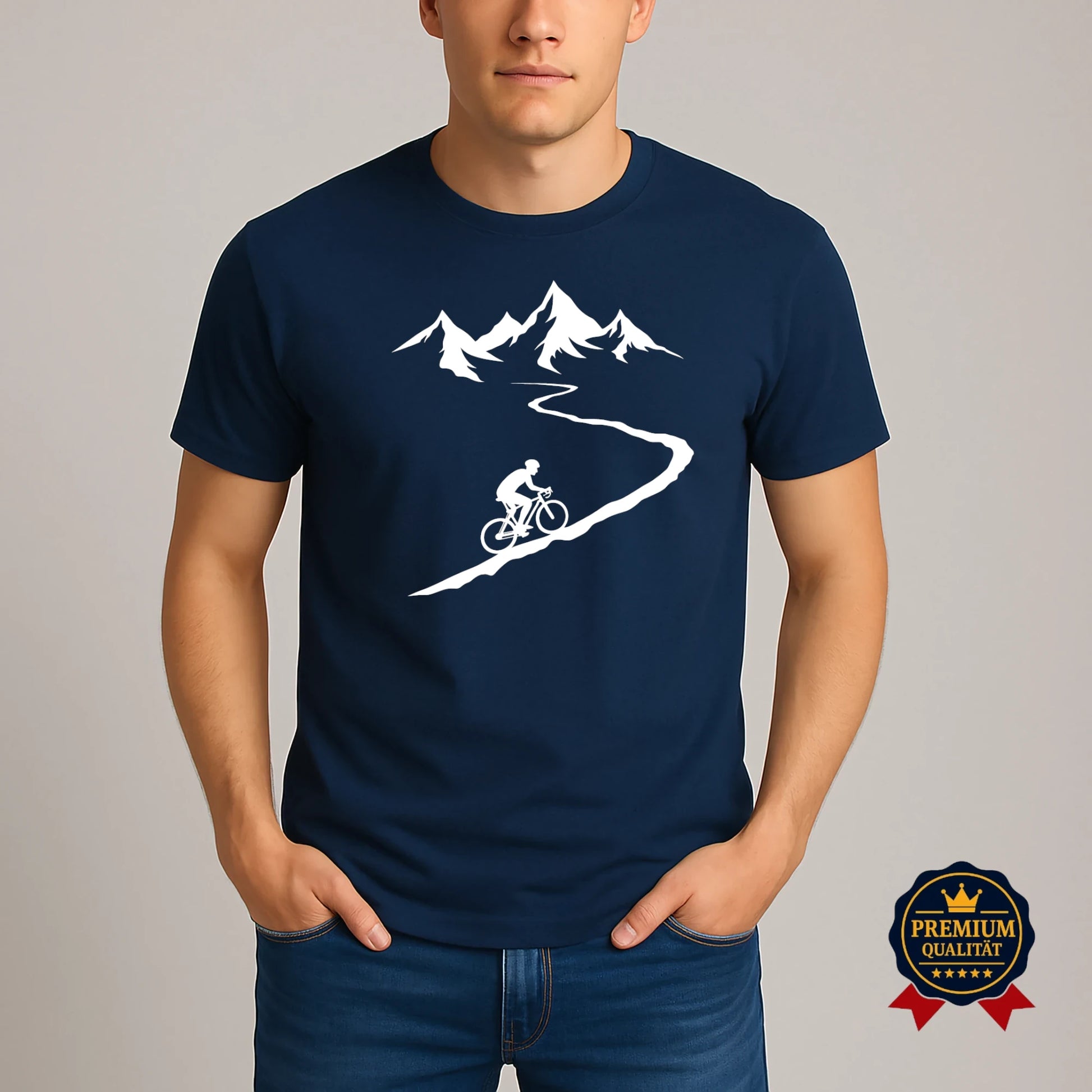 Navy Fahrrad T-Shirt mit Radfahrer auf kurviger Bergstraße und Alpenmotiv – Premium Bio-Shirt getragen von Mann im Casual Outfit