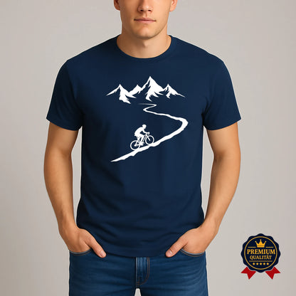 Navy Fahrrad T-Shirt mit Radfahrer auf kurviger Bergstraße und Alpenmotiv – Premium Bio-Shirt getragen von Mann im Casual Outfit