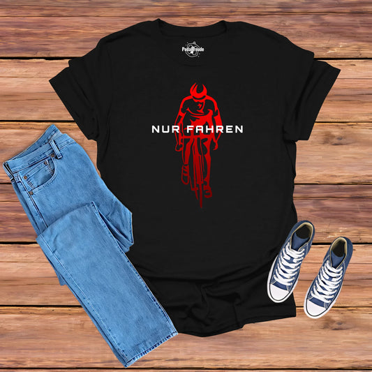 Hero-Mockup eines schwarzen Fahrrad T-Shirts mit rotem Rennfahrer – starkes Statement für ambitionierte Radfahrer.