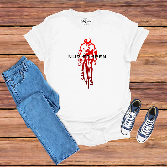 Hero-Mockup eines weißen Fahrrad T-Shirts mit rotem Rennfahrer-Design – ideal für stilbewusste Radfahrer.