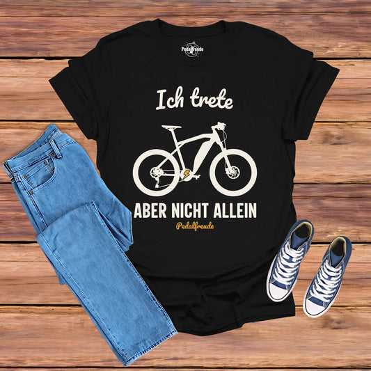 E-Bike T-Shirt Herren „Ich trete aber nicht allein“ auf schwarzem Shirt – Lifestyle Bild mit Jeans und Sneakers