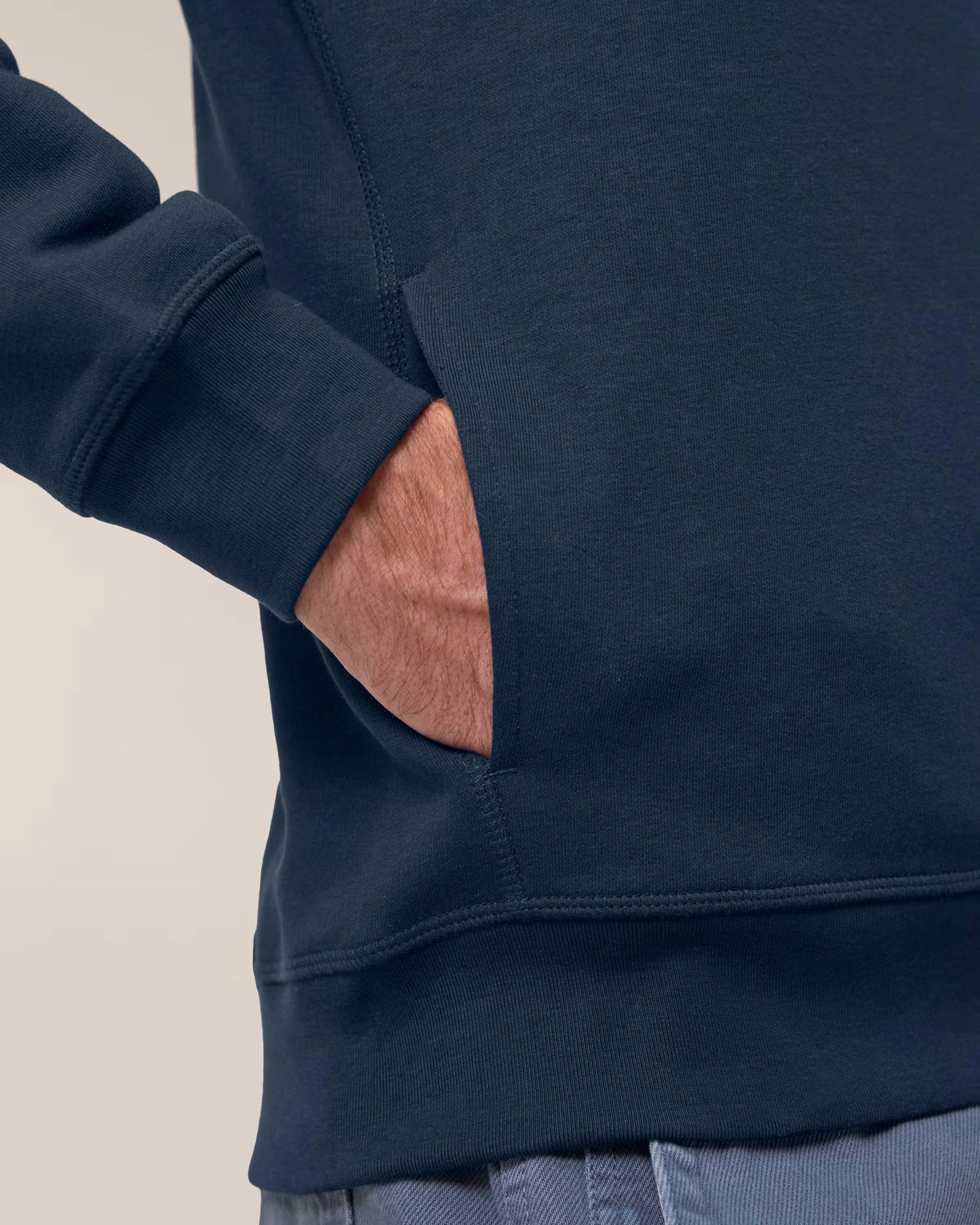 Detailansicht des dunkelblauen Pedalfreude Hoodies – hochwertige Verarbeitung und praktische Tasche aus Bio-Baumwolle