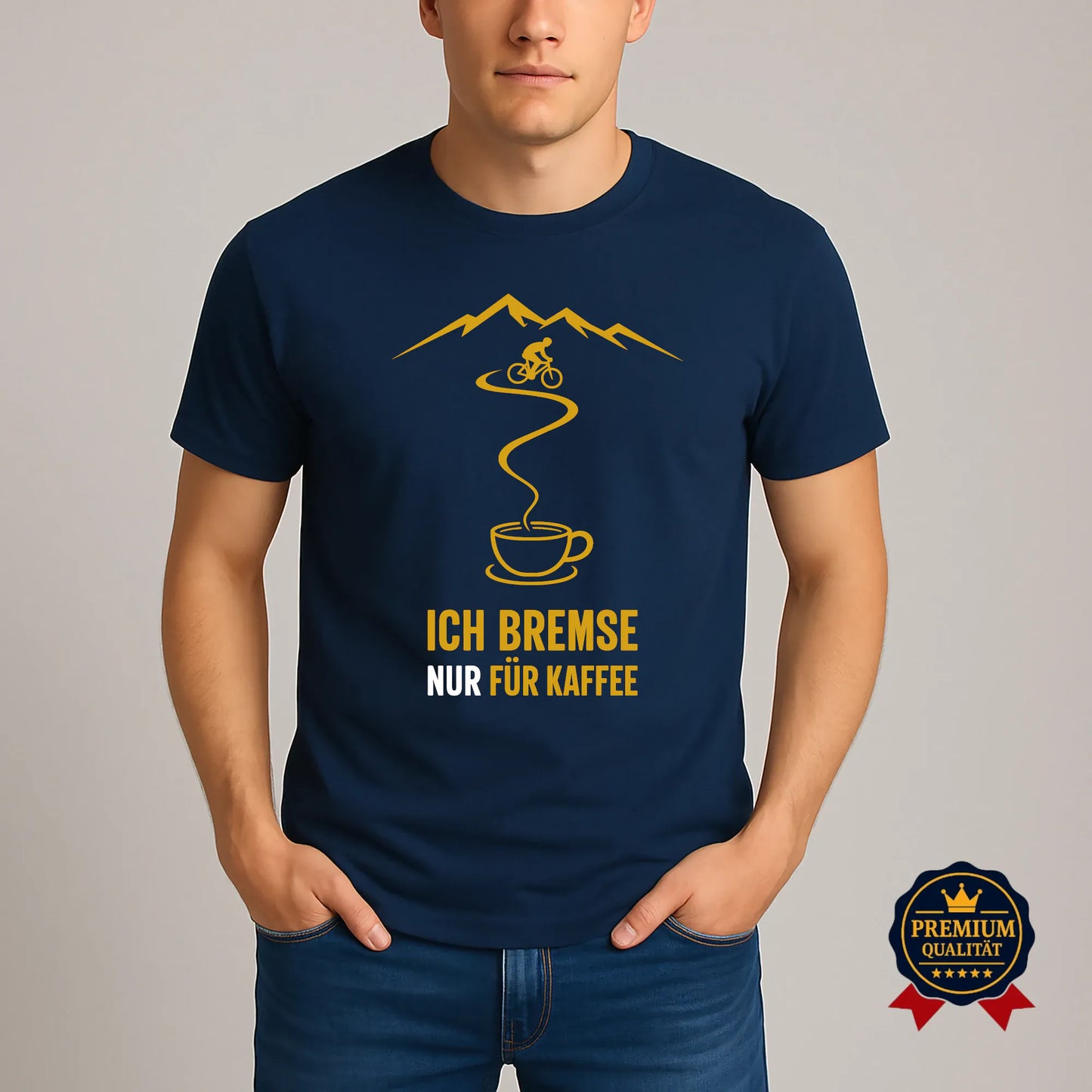 Dunkelblaues Fahrrad T-Shirt „Ich bremse nur für Kaffee“, getragen am Model, Frontansicht