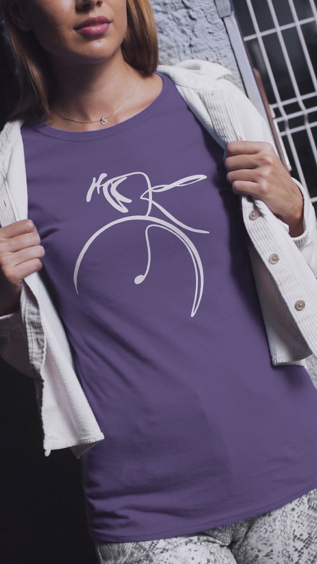 Vorschau eines minimalistischen Fahrrad-T-Shirts für Damen in Lila.