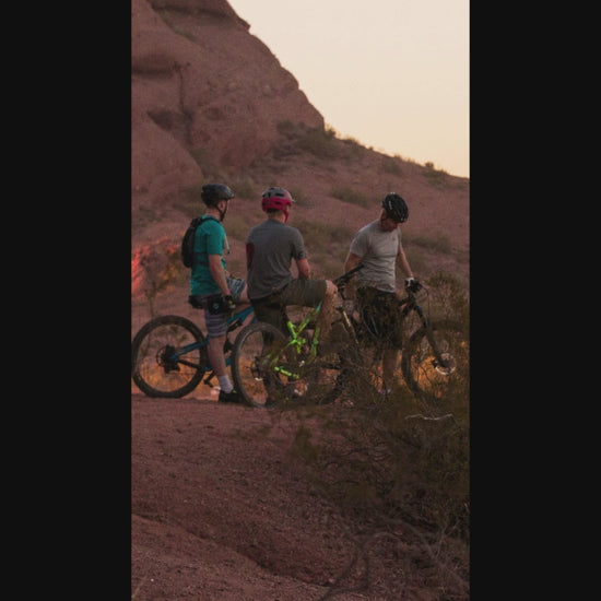 Video eines Mannes im schwarzen T-Shirt mit rotem MTB-Design und Aufschrift 'Tritt aus der Reihe'