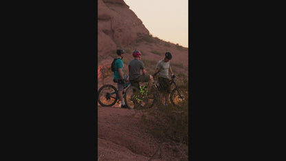 Video eines Mannes im schwarzen T-Shirt mit rotem MTB-Design und Aufschrift 'Tritt aus der Reihe'