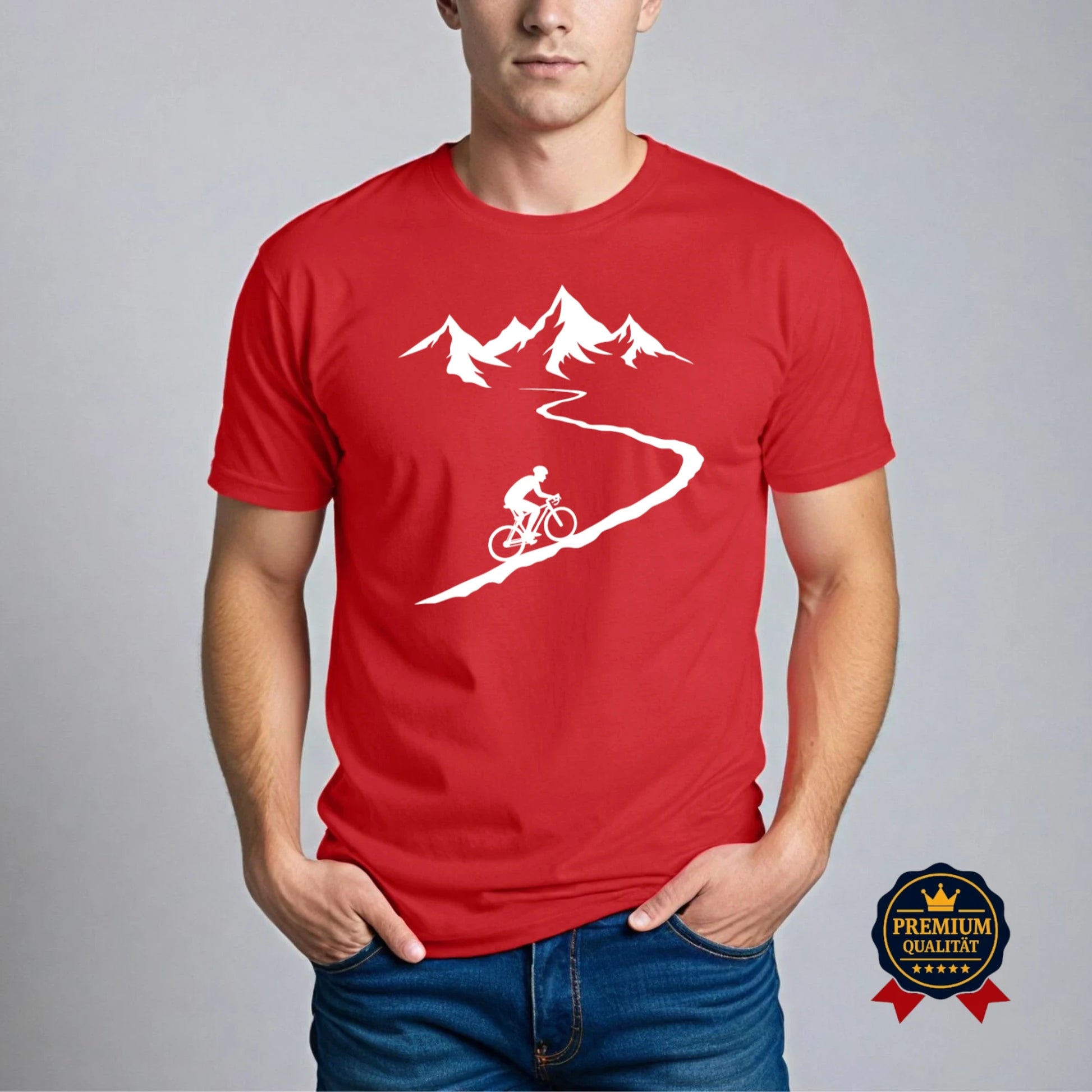 Rotes Fahrrad T-Shirt mit Radfahrer auf kurviger Bergstraße und Alpenmotiv – Premium Bio-Shirt getragen von Mann im Casual Outfit