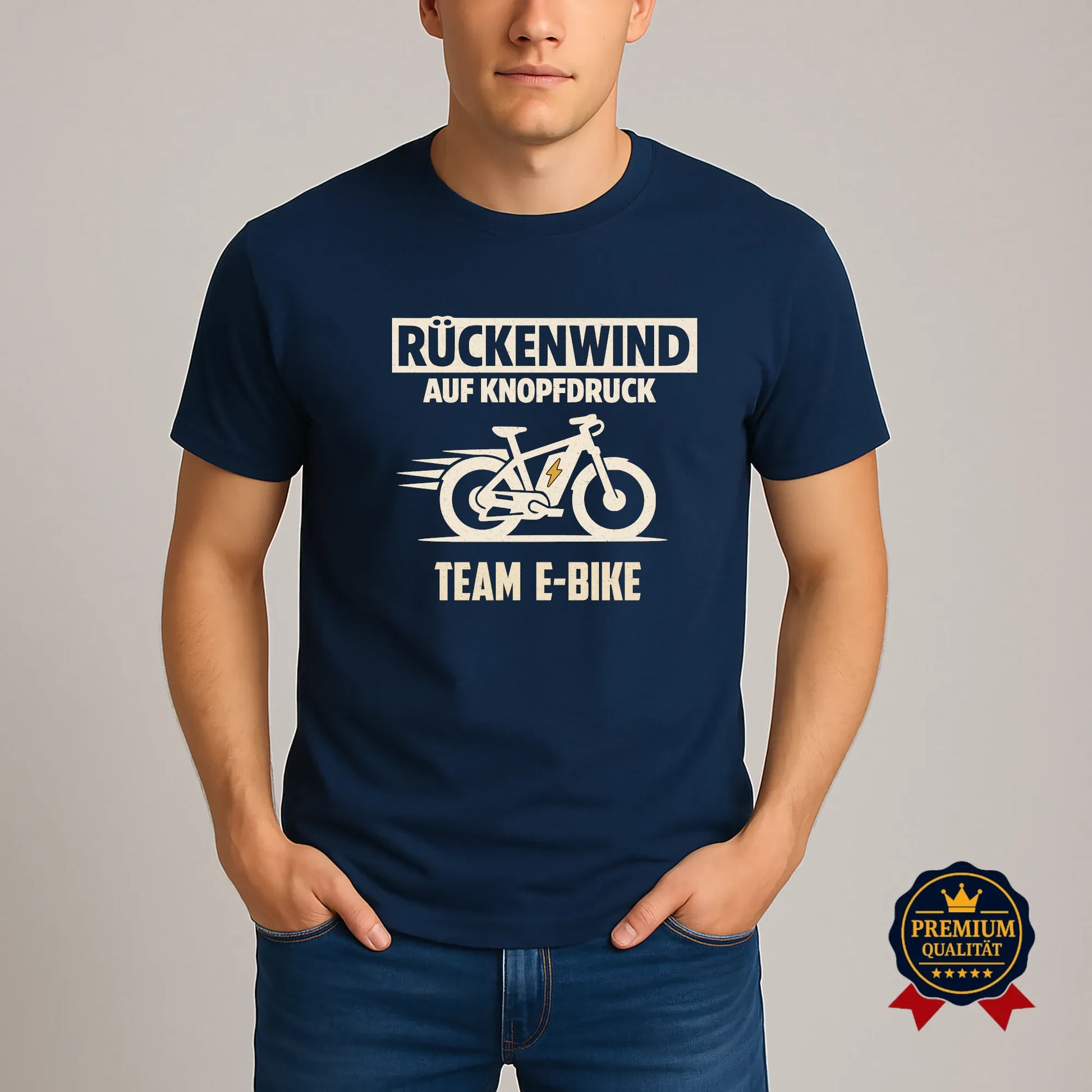 E-Bike T-Shirt „Rückenwind auf Knopfdruck – Team E-Bike“ in Navy mit Vintage-E-Bike Motiv