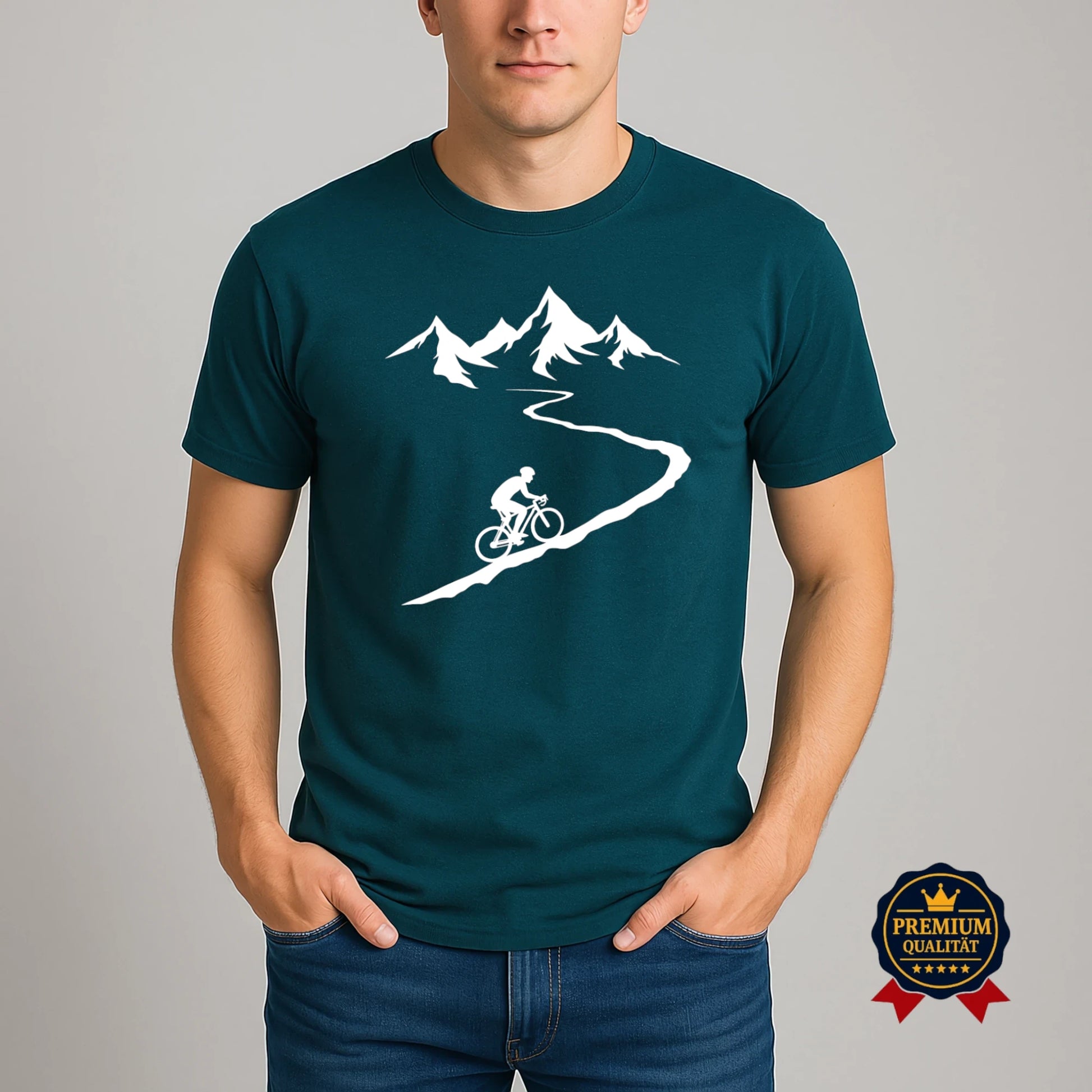 Stargazer Fahrrad T-Shirt mit Radfahrer auf kurviger Bergstraße und Alpenmotiv – Premium Bio-Shirt getragen von Mann im Casual Outfit