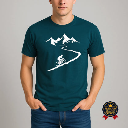 Stargazer Fahrrad T-Shirt mit Radfahrer auf kurviger Bergstraße und Alpenmotiv – Premium Bio-Shirt getragen von Mann im Casual Outfit