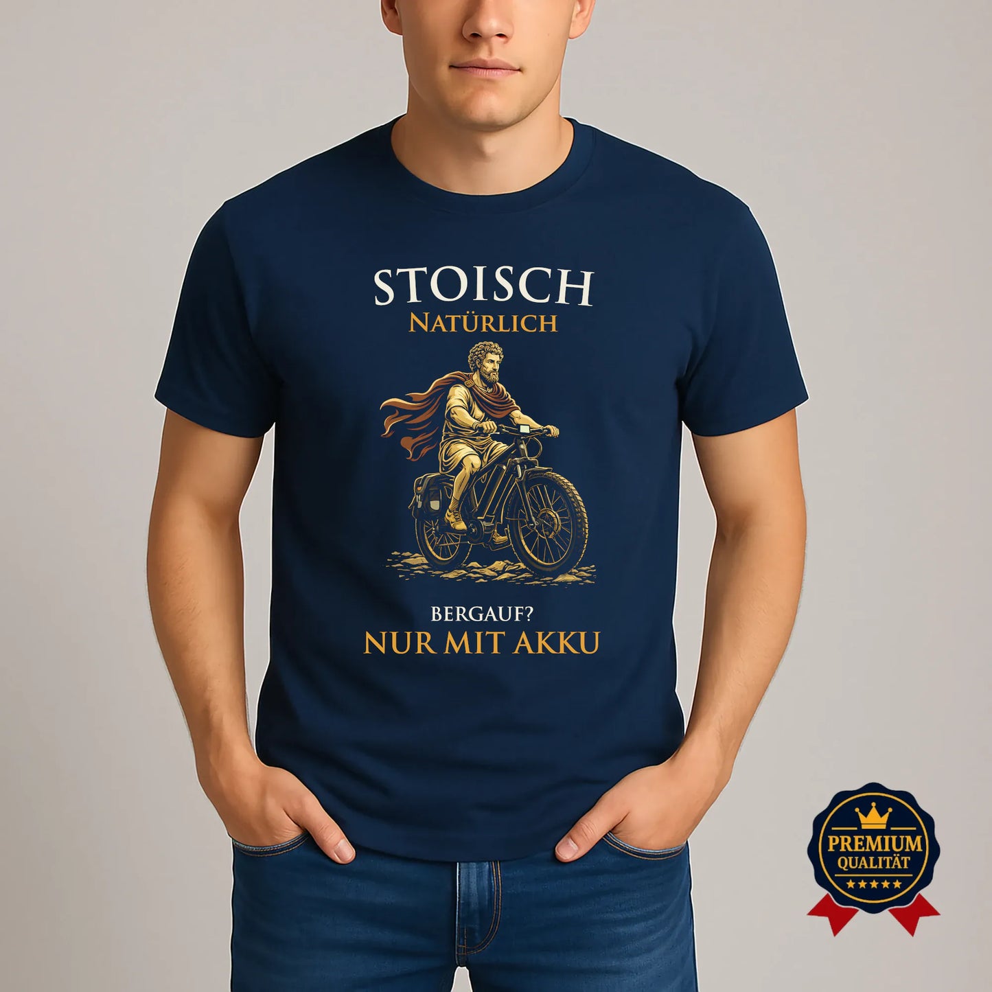 Marcus Aurelius E-Bike T-Shirt „Stoisch. Natürlich.“ in French Navy mit goldener Illustration