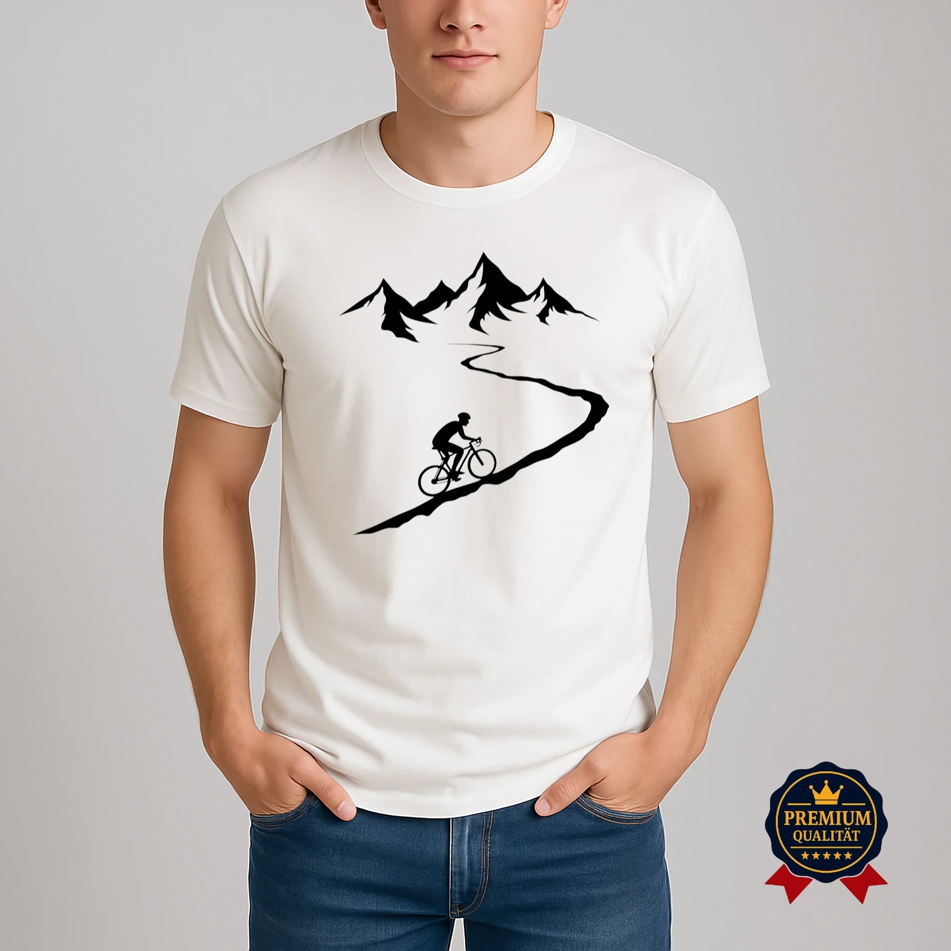 Weißes Fahrrad T-Shirt mit Radfahrer auf kurviger Bergstraße und Alpenmotiv – Premium Bio-Shirt getragen von Mann im Casual Outfit