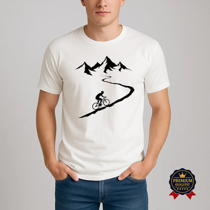 Weißes Fahrrad T-Shirt mit Radfahrer auf kurviger Bergstraße und Alpenmotiv – Premium Bio-Shirt getragen von Mann im Casual Outfit