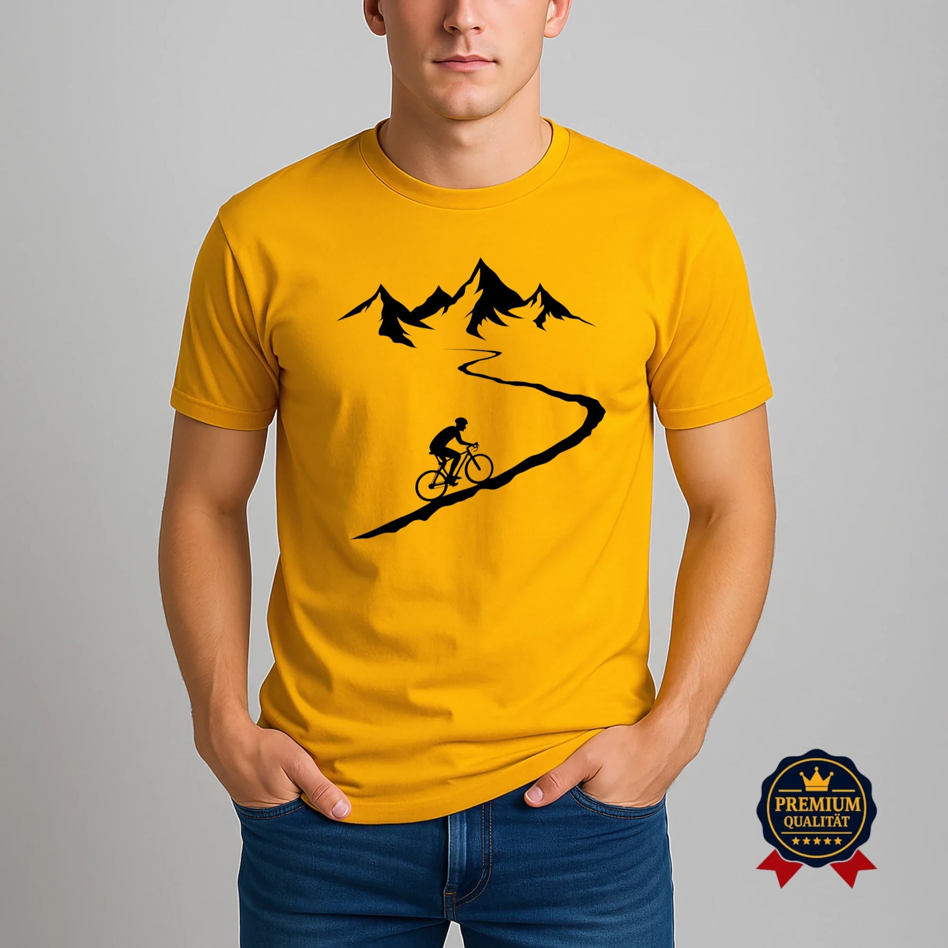 Gelbes Fahrrad T-Shirt mit Radfahrer auf kurviger Bergstraße und Alpenmotiv – Premium Bio-Shirt getragen von Mann im Casual Outfit
