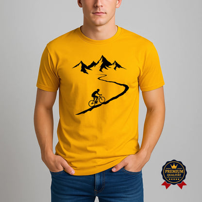 Gelbes Fahrrad T-Shirt mit Radfahrer auf kurviger Bergstraße und Alpenmotiv – Premium Bio-Shirt getragen von Mann im Casual Outfit